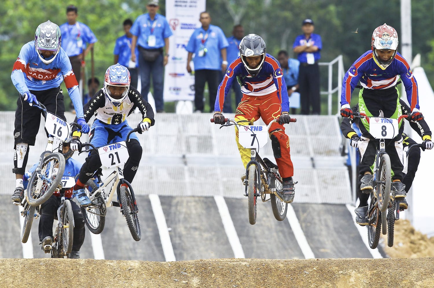 BMX-pyöräilijöitä vauhdissa.